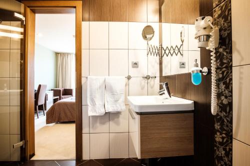 Kamar mandi di Hotel Comfort with free Wellness and Fitness Centrum