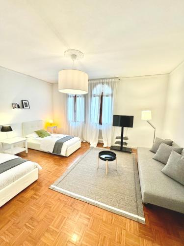 a living room with two beds and a couch at Casa del Vigneto in Spinea