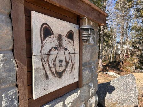 a picture of a dog on the side of a wall at La Cache de l'Ours - Thermal Experience Spa&Sauna in Saint-Alexis-des-Monts