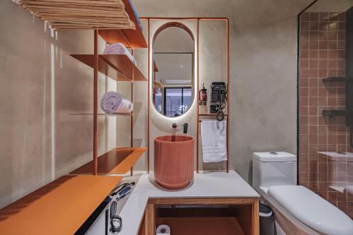 a small kitchen with a sink and a mirror at Kuuna Luxury Stays by Wynwood House in Medellín