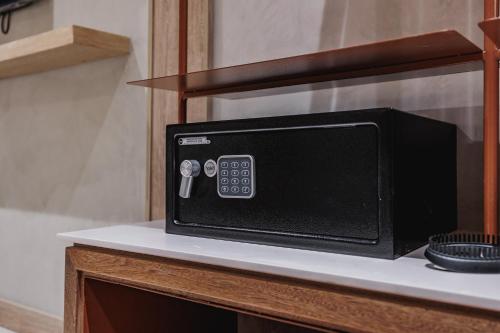a microwave oven sitting on top of a counter at Kuuna Luxury Stays by Wynwood House in Medellín