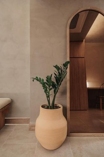 a large vase with a plant in a room at Kuuna Luxury Stays by Wynwood House in Medellín