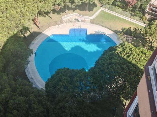 an overhead view of a large blue swimming pool at Calypso Holidays in Sitio de Calahonda