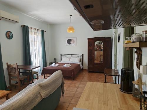 Postel nebo postele na pokoji v ubytování Studio Ermou Mytilene Center