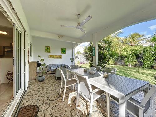 a dining room with a table and chairs at Villamarday - Coquette villa privée au bord de l'océan in Pointe aux Cannoniers
