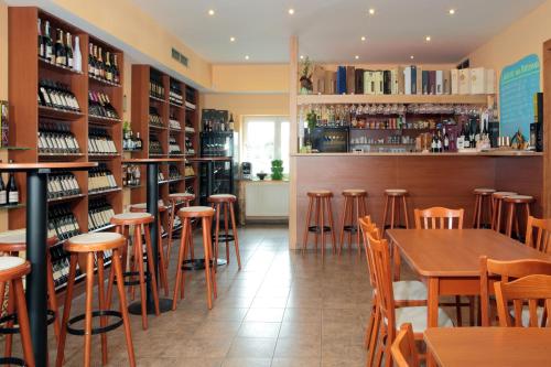 Lounge nebo bar v ubytování Wine Pension Prague