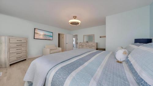 una grande camera da letto con un grande letto e un comò di Pet-Friendly Pool Bayside Coastal Cottage a Town Bank