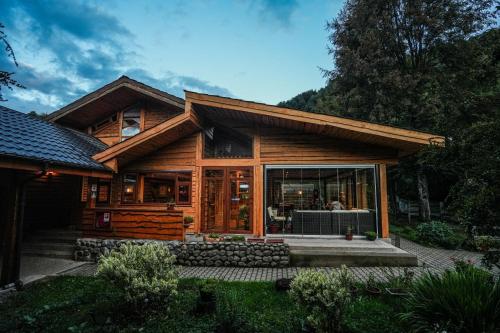 chata z bali z dużym oknem z przodu w obiekcie Alto Melimoyu Hotel & Patagonia w mieście La Junta