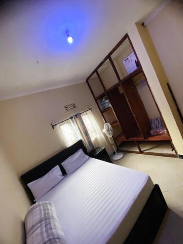 Katil atau katil-katil dalam bilik di Cozy Modern Apartment in Arusha