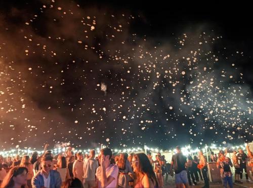 a large crowd of people watching fireworks at night at Seabreeze Ultracentral - NeverSea Beach in Constanţa
