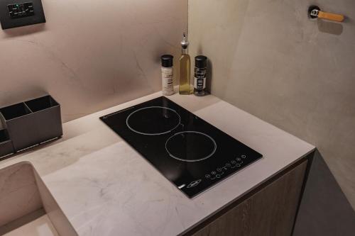 a stove top on a counter in a kitchen at Kuuna Luxury Stays by Wynwood House in Medellín