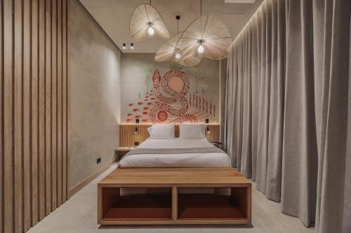a bedroom with a bed and a table in it at Kuuna Luxury Stays by Wynwood House in Medellín