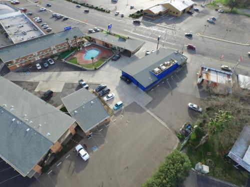 an overhead view of a parking lot with a gas station at The River Inn & Suites in Red Bluff