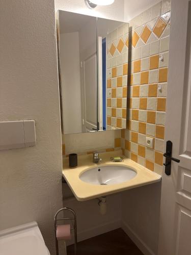 Renoir 252 - Appartement rez-de-jardin type F2 - Petite vue mer