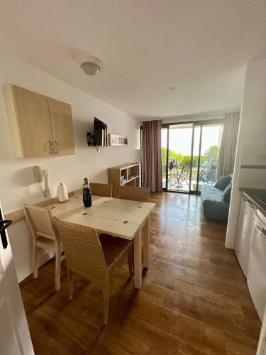 Renoir 252 - Appartement rez-de-jardin type F2 - Petite vue mer