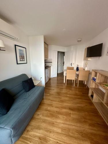 Renoir 252 - Appartement rez-de-jardin type F2 - Petite vue mer