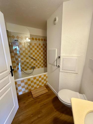 Renoir 252 - Appartement rez-de-jardin type F2 - Petite vue mer