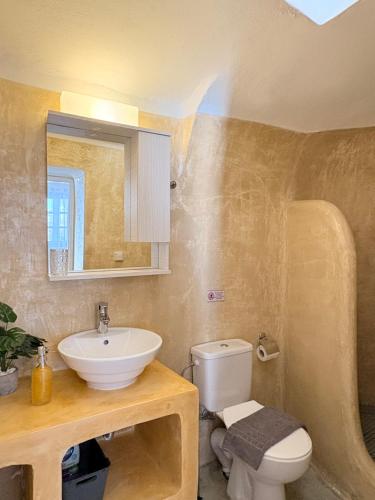 Un baño de Villa Solasta #1 with jacuzzi in Santorini