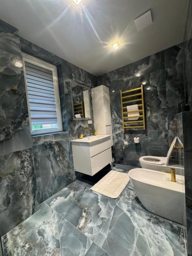 Ένα μπάνιο στο Arunes Apartments
