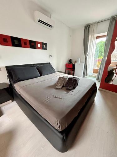 a bedroom with a large bed in a room at Ninfa Del Lago Bedrooms by Dinamica Real Estate in Posta Fibreno