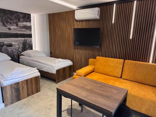 una sala de estar con un sofá y una cama en Turawa Lake Apartments, en Turawa