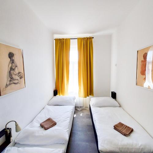 プラハにあるPractical room near the main station H3の窓のある部屋にベッドが2つある