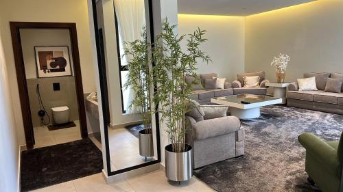 a living room with a couch and a large mirror at فيلا ابها 3 in Abha