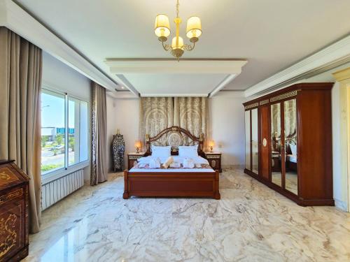 Cama o camas de una habitación en L'Orchidée - Villa de luxe avec piscine chauffée, ascenseur privatif et vue sur le lac de Tunis