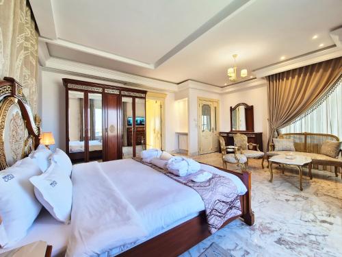 Cama o camas de una habitación en L'Orchidée - Villa de luxe avec piscine chauffée, ascenseur privatif et vue sur le lac de Tunis