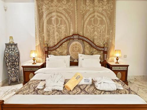 Cama o camas de una habitación en L'Orchidée - Villa de luxe avec piscine chauffée, ascenseur privatif et vue sur le lac de Tunis