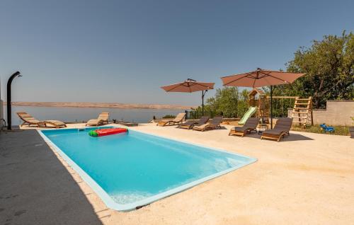 una piscina con sillas y sombrillas en Amazing Apartment In Baric Draga, en Barić Draga