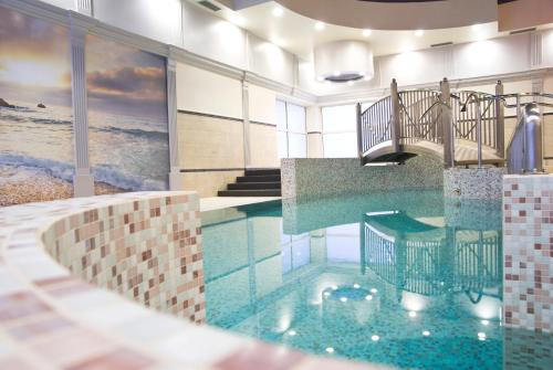 Bazén v ubytování Hotel Korona Spa & Wellness nebo v jeho okolí