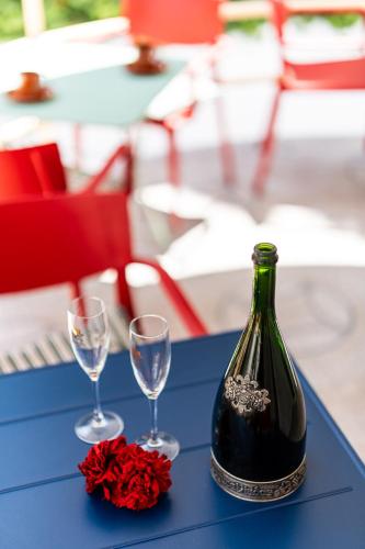 a bottle of wine and two glasses on a table at Villa Mar Rompido in El Rompido