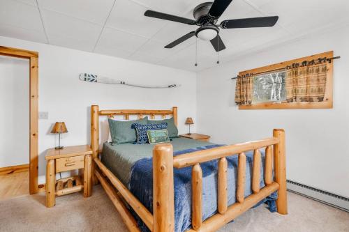 Postel nebo postele na pokoji v ubytování Lakefront Resort Retreat-Pontoon & SUP Rentals