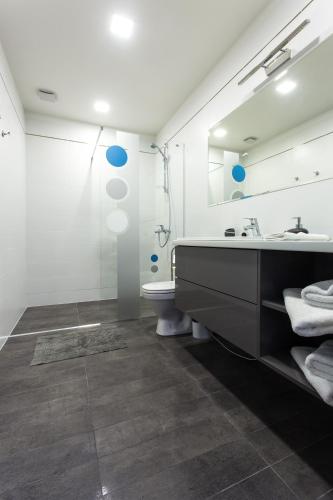 Bilik mandi di Violetos Lux Apartamentai