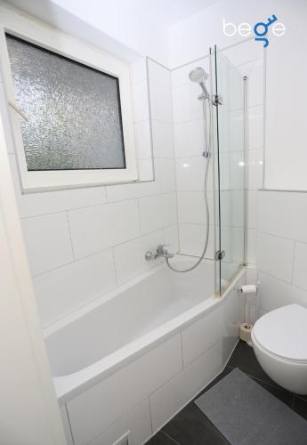 Ένα μπάνιο στο BEGE APARTMENTS ComfyStay