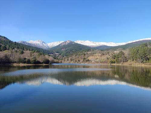 a view of a lake with mountains in the background at El Corazón de Gredos II in Arenas de San Pedro