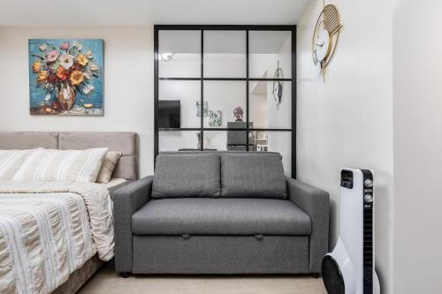 Ruang duduk di MY Modest Condo with Balcony - BE Residences near IT Park Cebu