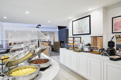 Una línea de buffet con muchos tipos diferentes de comida. en Staybridge Suites Peoria Downtown by IHG, en Peoria