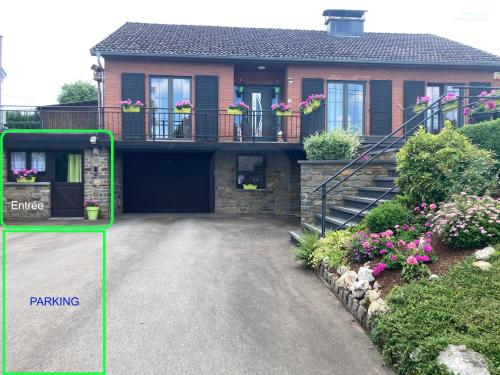 a house with a balcony and a driveway at Charmant appartement in Vielsalm