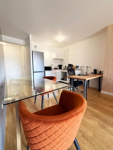 une salle à manger avec une table en verre et une chaise dans l'établissement Charme Parisien neuf et cosy, à Paris