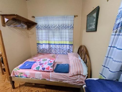 圣克里斯托瓦尔Quinta Cypress - Jardín, Wi-Fi- & BBQ - Eventos y Fiestas Privadas的窗户客房内的小床