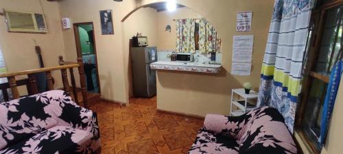 圣克里斯托瓦尔Quinta Cypress - Jardín, Wi-Fi- & BBQ - Eventos y Fiestas Privadas的客房设有两把椅子和带冰箱的柜台