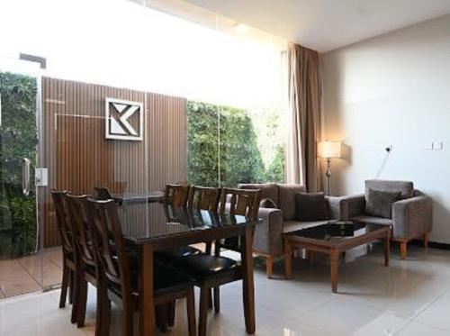 a living room with a table and a couch at Kayan Al Taif Hotel in Taif