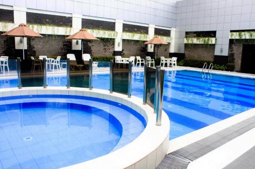 Bazén v ubytování Manila Grand Opera Hotel nebo v jeho okolí