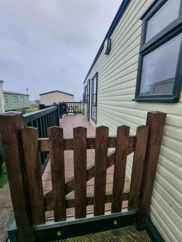 フランボローにあるThornwick bay Velvet Vale 80の家の前の木の柵