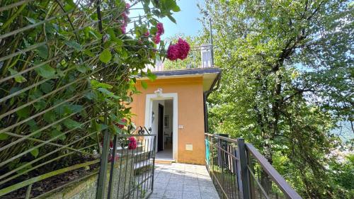 a house with a gate with flowers on it at La Ciliegia in Uscio