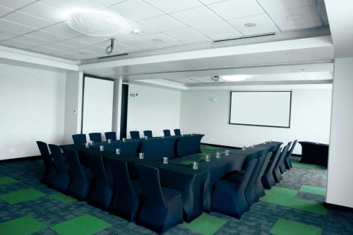 Espace de conférence ou salle de réunion dans l'établissement D Sabana Hotel San José