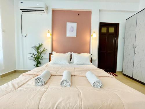 Ένα ή περισσότερα κρεβάτια σε δωμάτιο στο The Driftwood Dan Studio Flat WiFi colva