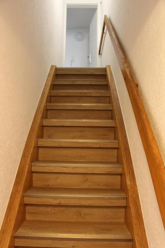 a staircase with wooden treads in a house at Laxmi-Haus Ferienwohnung Bayreuth in Bayreuth
